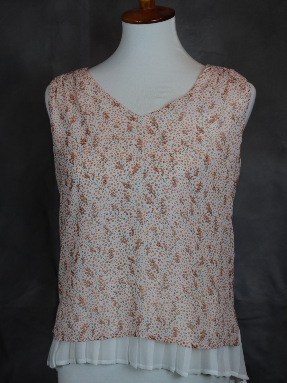 NWT Daniel Rainn Peach Floral V-Neck Chiffon-Hem Tank. Size Small